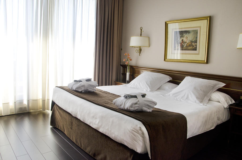 Hotel Miguel Angel Madrid Exterior photo A bedroom in a hotel