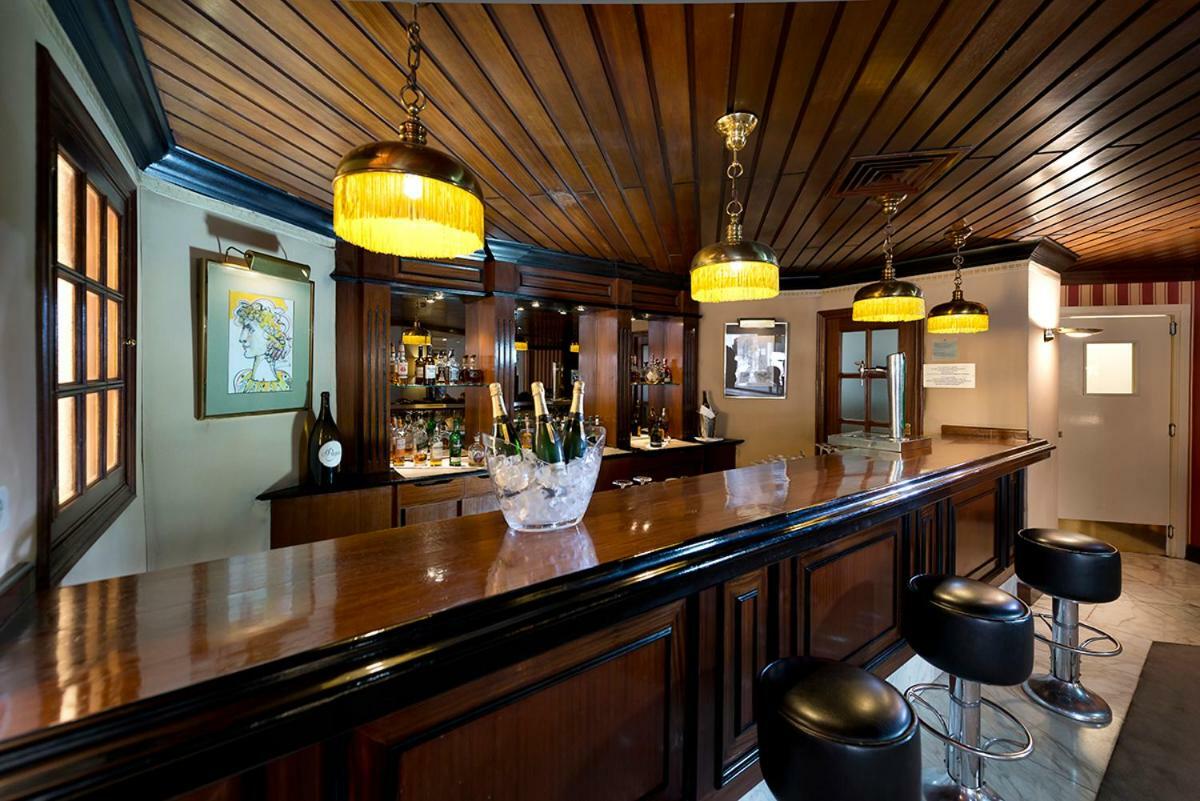 Hotel Miguel Angel Madrid Exterior photo The bar at the 1905