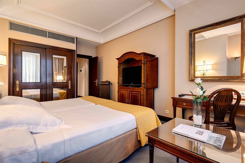 Hotel Miguel Angel Madrid Exterior photo A room at the hotel