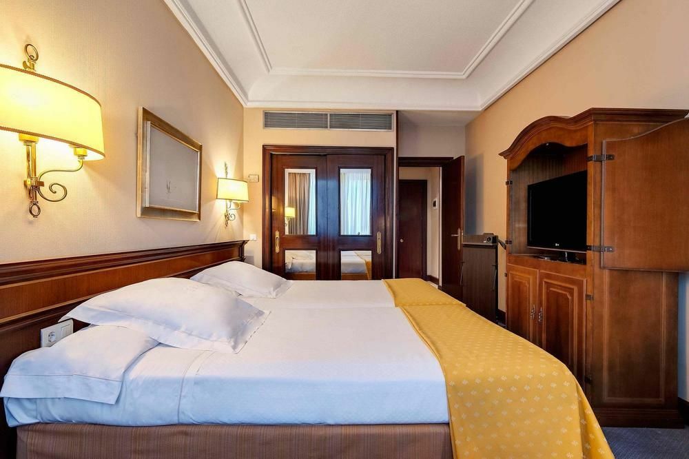 Hotel Miguel Angel Madrid Exterior photo A room at the hotel