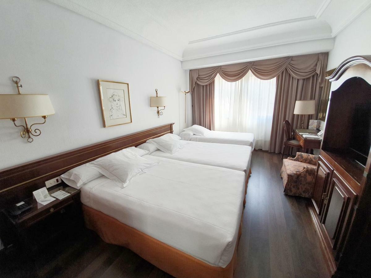 Hotel Miguel Angel Madrid Exterior photo A room at the hotel