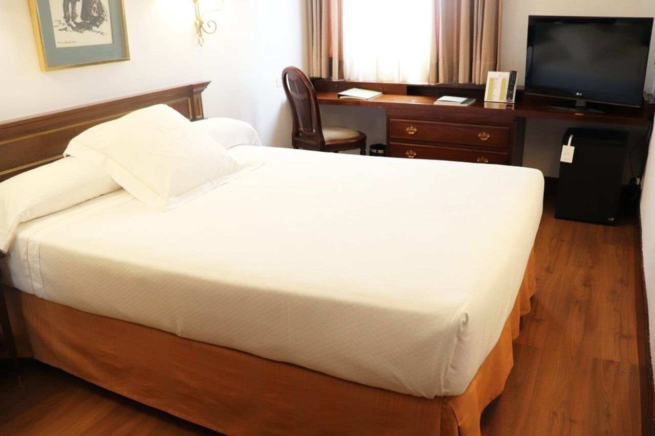 Hotel Miguel Angel Madrid Exterior photo A hotel room