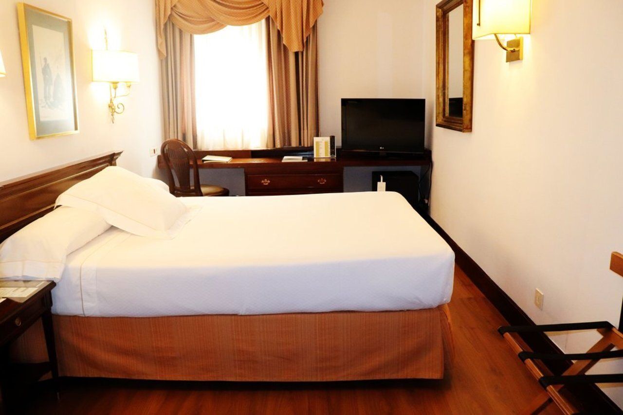 Hotel Miguel Angel Madrid Exterior photo A room at the hotel